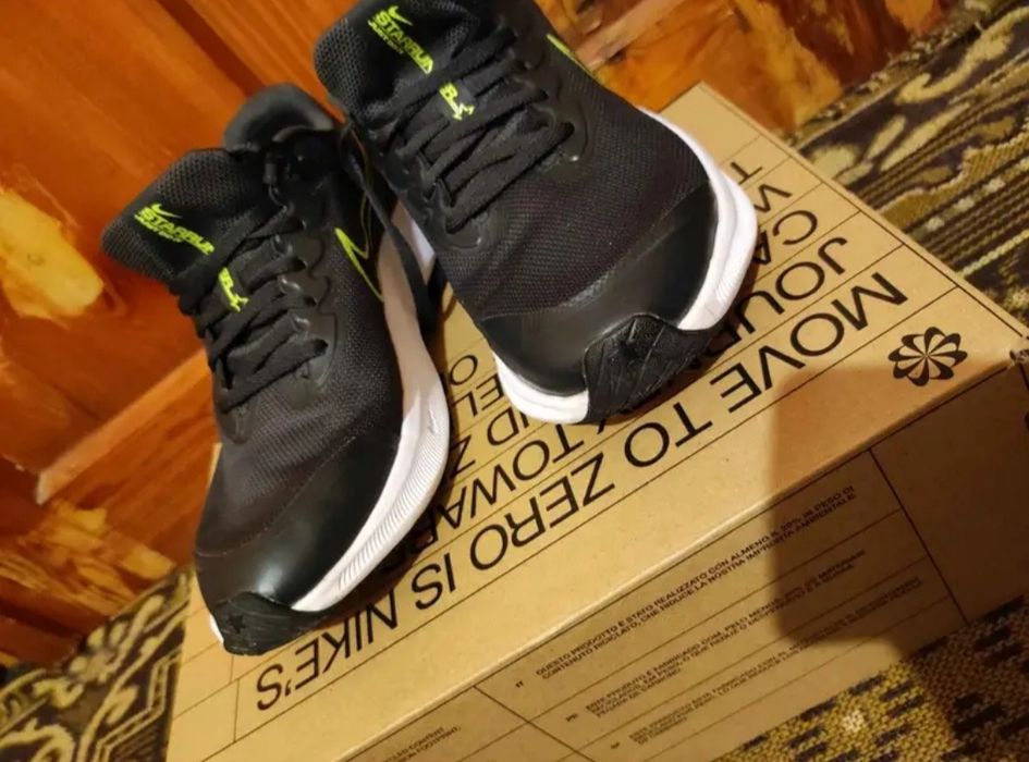 Маратонки NIKE..