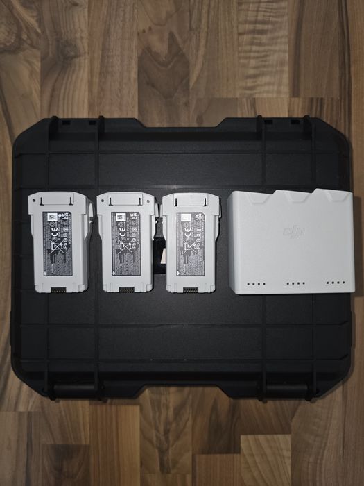 Vand Drona Dji Mini 4 Pro + RC2 + 3 baterii + Hub incarcare + Geanta transport + elicii noi.