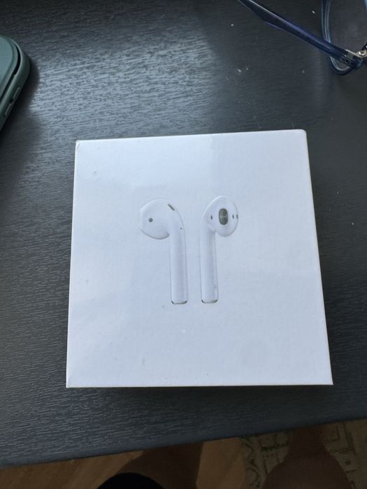 Apple AirPods 2 (Wireless Charging Case)