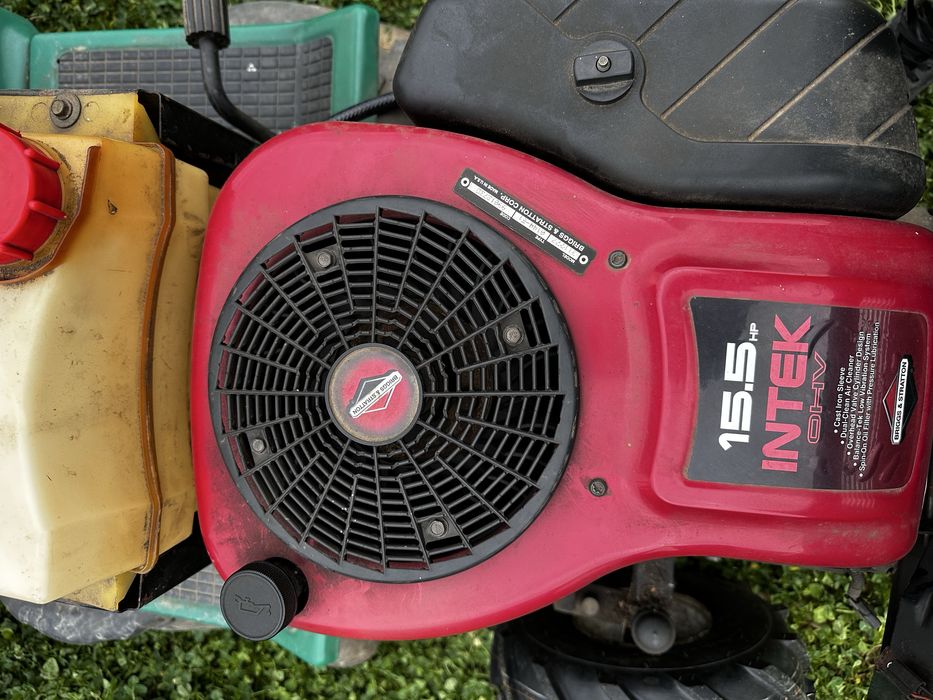 Tractoras de tuns gazonul
