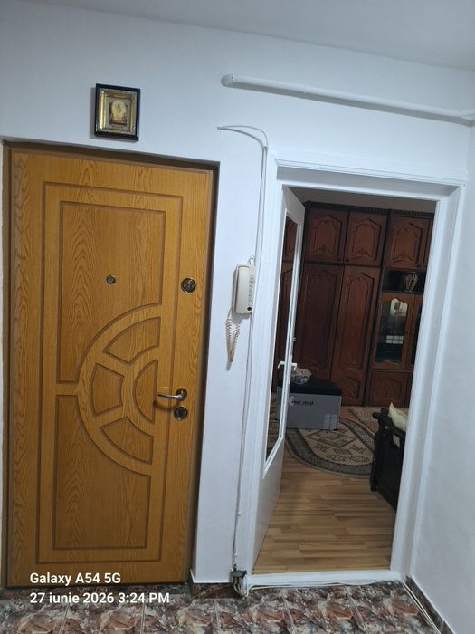 Vind apt 2 camere decomandat etj.1