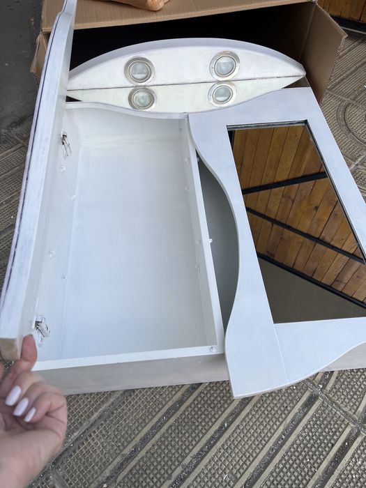 Горен PVC шкаф за наематели + подарък Голямо огледало