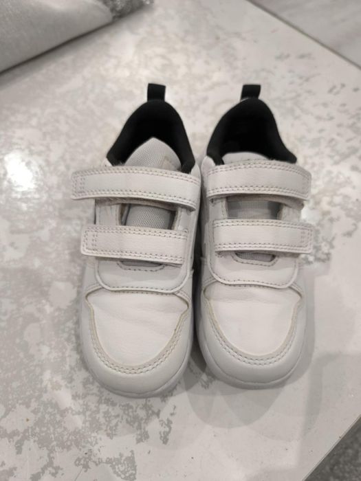 Продавам детски обувки 27 номер