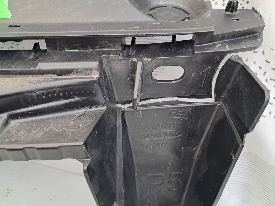 Решетка радиатор  Peugeot 308 /3