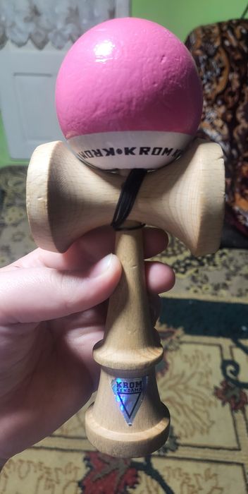 Vând kendama Krom pop roz sticky