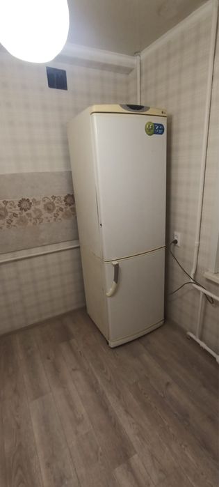 Продаи холодильник работает
