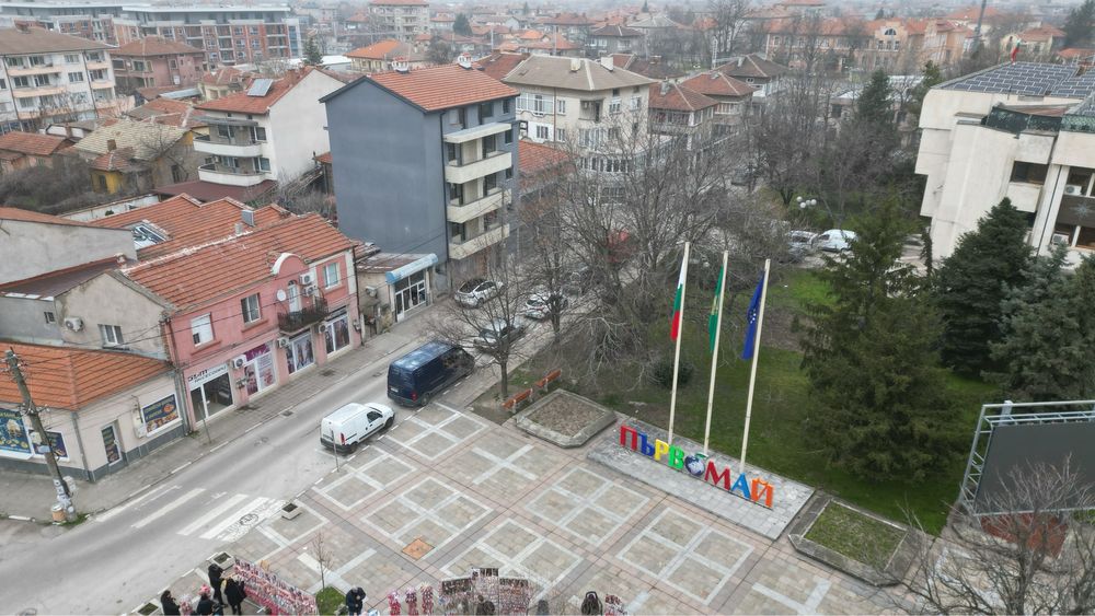 Продава се Тристаен апартамент в Първомай - 88 кв.м за 481 €/кв.м - Снимка #2