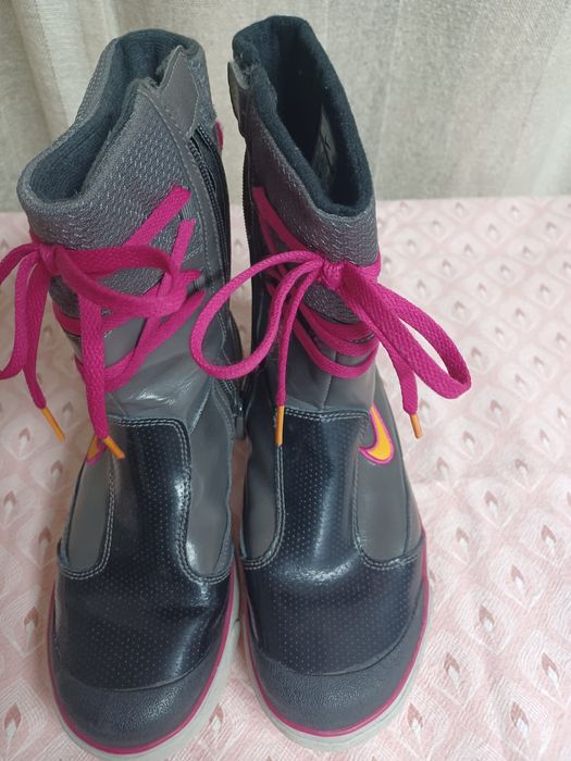 ДЕТСКИ БОТУШИ NIKE ELLI DEMI BOOT
номер38.5 или 24см. Малко са използв