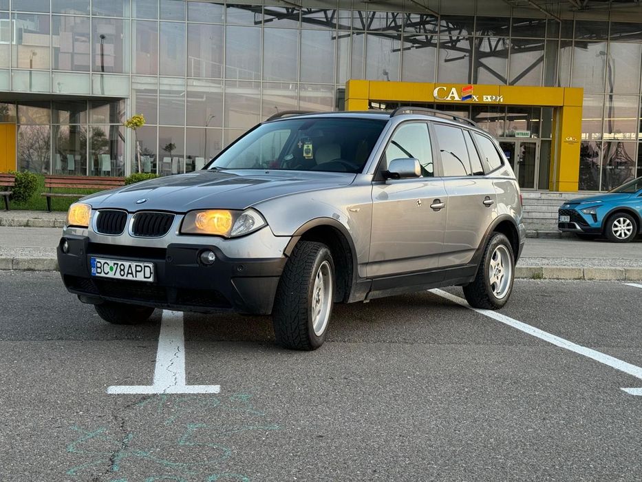 Vând BMW X3, mașină elegantă și confortabilă, potrivită atât pentru oraș, cât și pentru drumuri lungi.