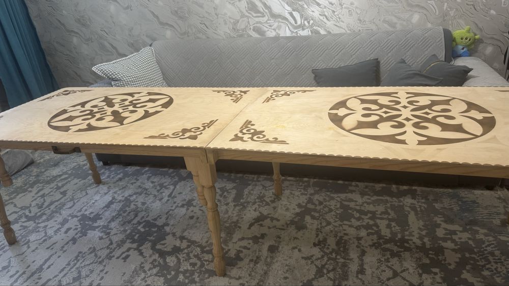 Большой стол для гостиной