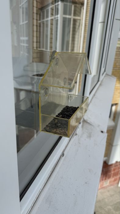 Кормушка для птичек на окно