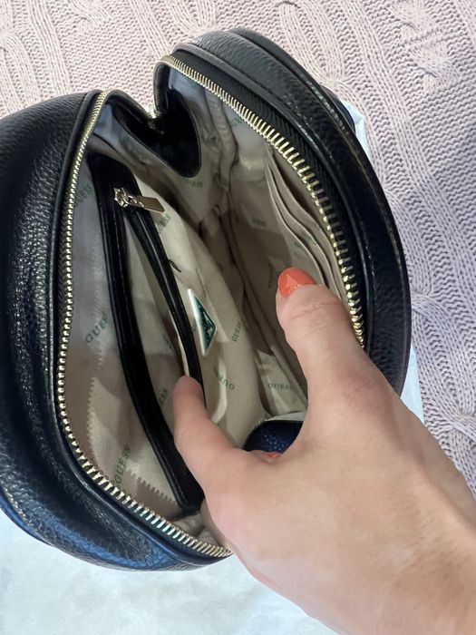 Guess Leather Backpack – Практичен градски шик в черно