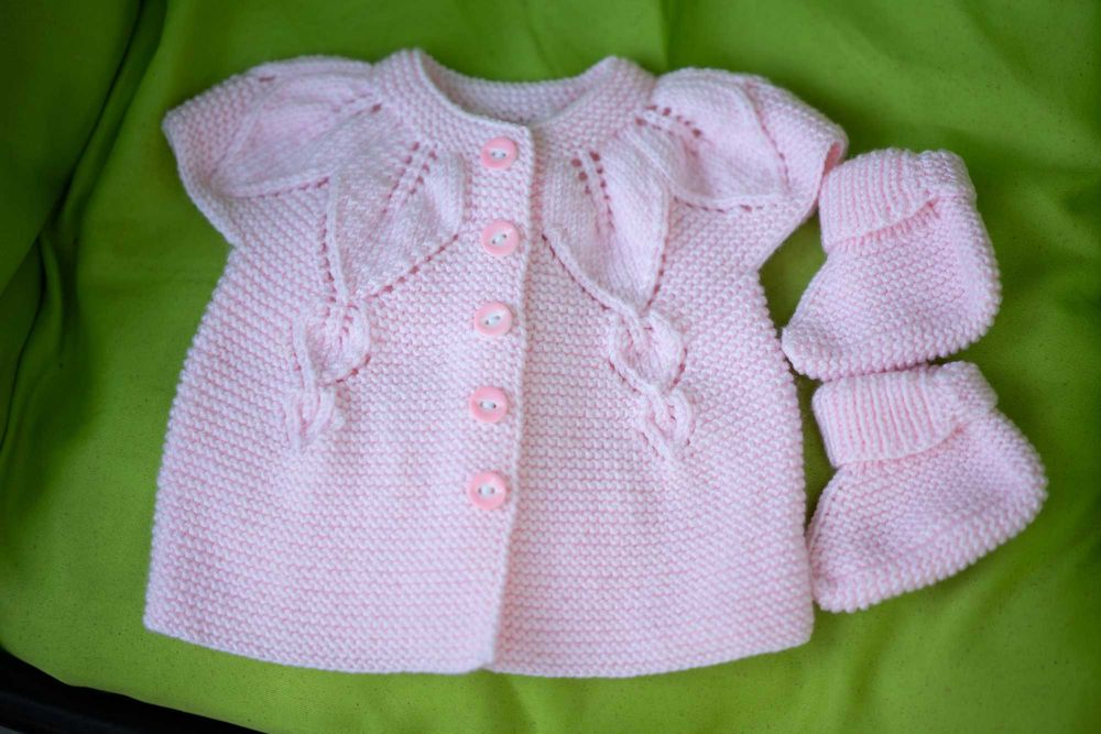 Ръчно плетени детски дрешки.
