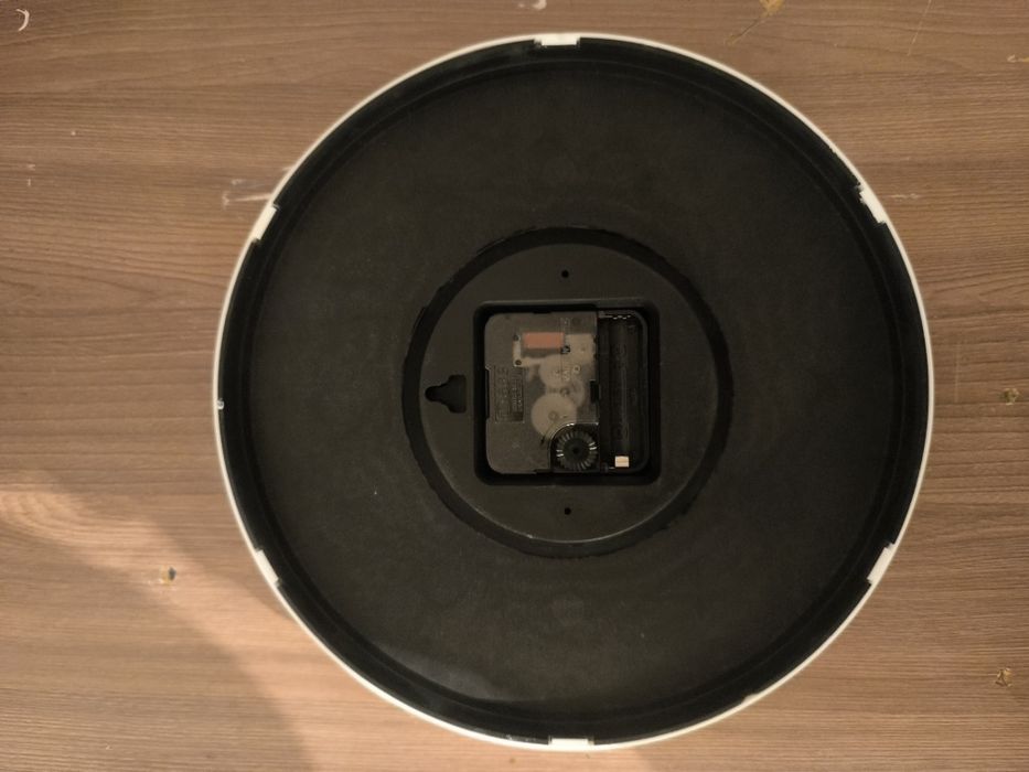 Часы белые пластикавые