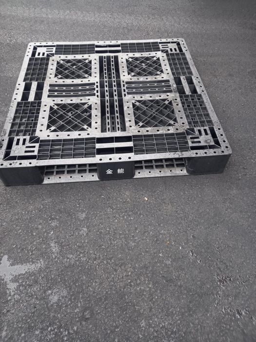 Paleti plastic deteriorati