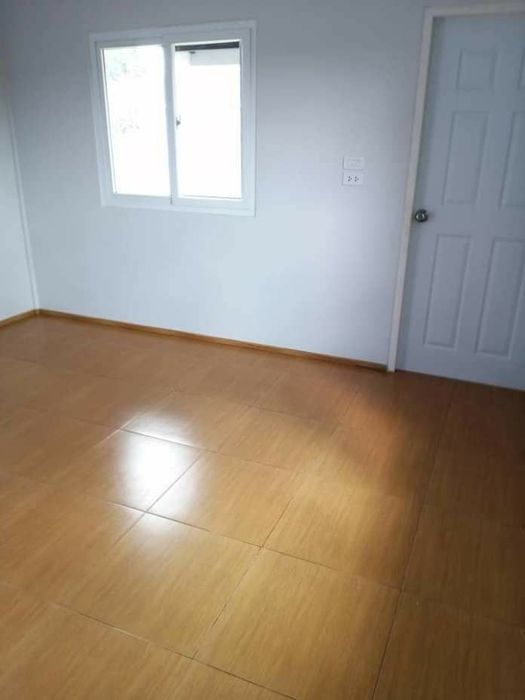 Vand case pe structura metalică