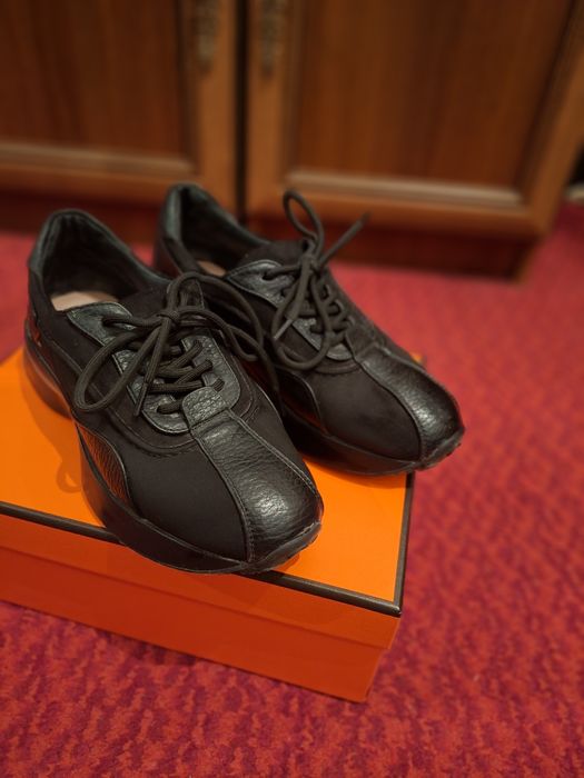 Продаеться женские кроссовки