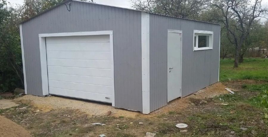 Garaj metalic cu spatiu depozitare panouri sandwich