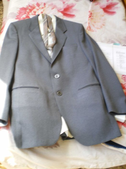 Мъжки костюм + подарък риза и вратовръзка