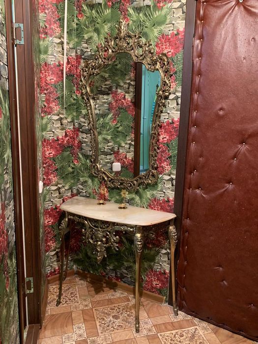 Продам зеркало, столик, часы