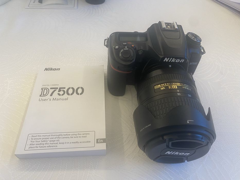 Продавам фотоспарат Nikon с 3 обектива