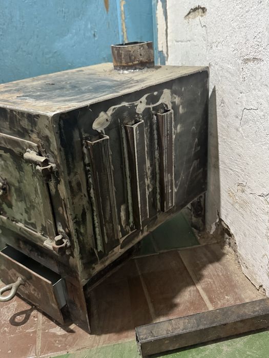 Дровенная печь ручной сборки