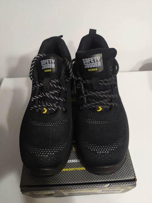 Продам кроссовки строительные!