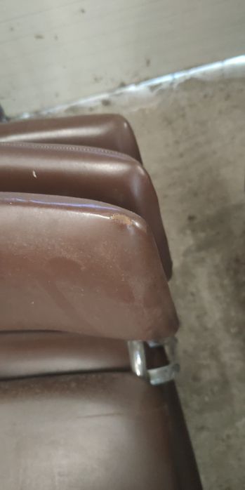 Стари метални кожени столове