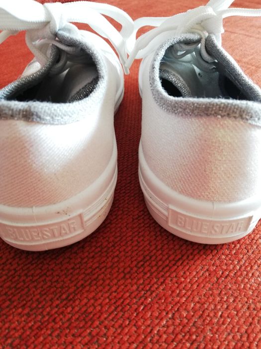 Бели кецове със звездички, 32 номер