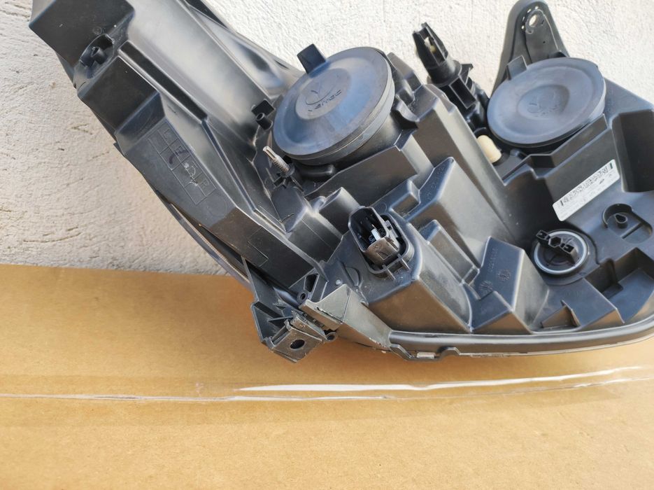 Far stanga dreapta Renault Express