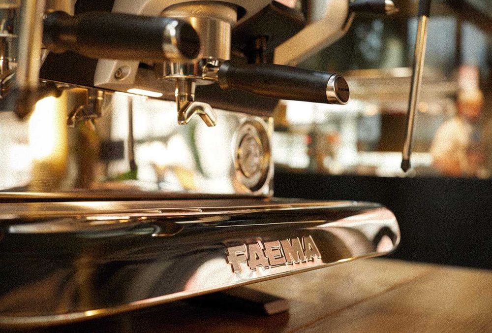 Кофемашина FAEMA E71, с 2 группами и системой "Barista Drive".