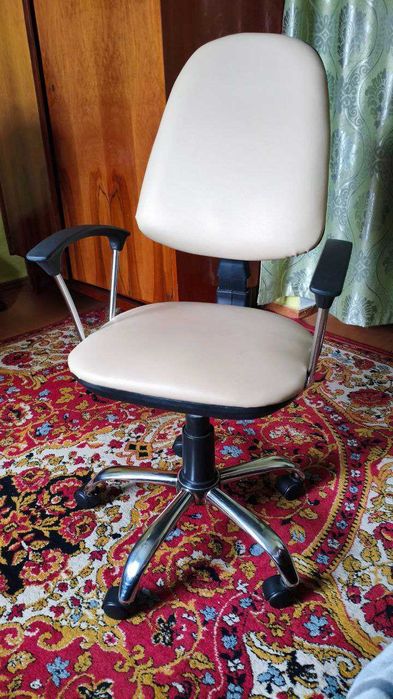 Оффисные стулья с подлокотниками