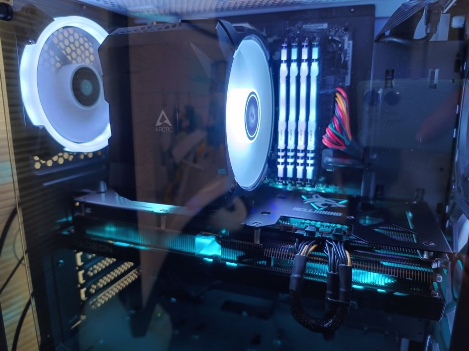 Геймърски компютър + монитор / rx5600, rx7800xt