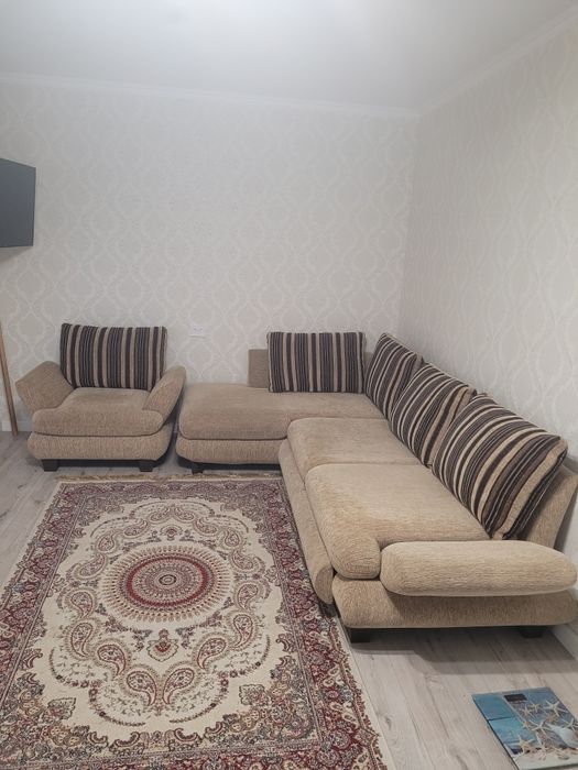 Угловой диван и кресло