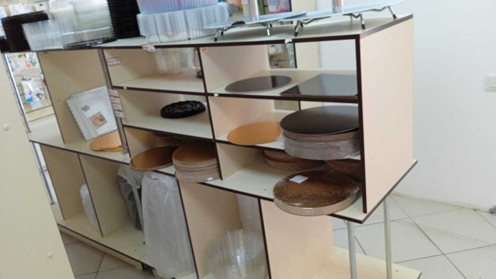 Торговый стеллаж с полками