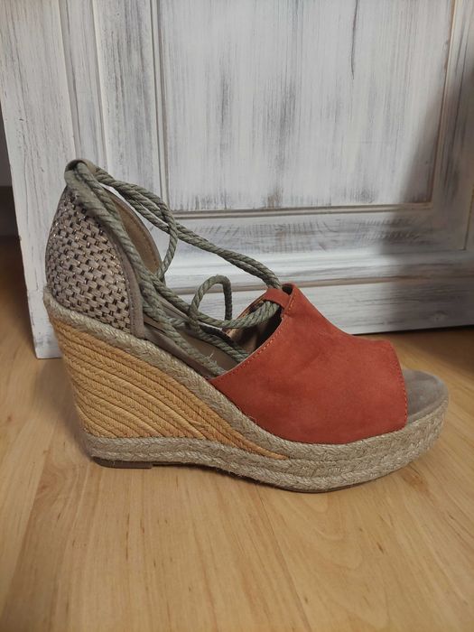 Сандали на платформа