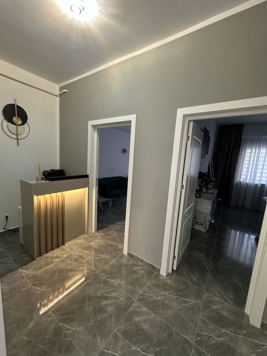 Inchiriez camera salon