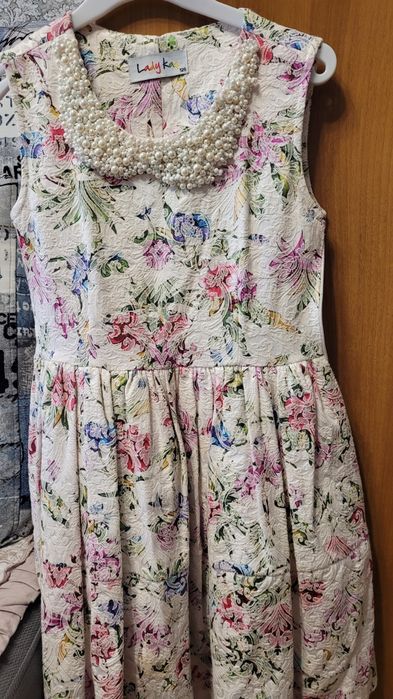 Нарядное платье на девочку рост 128 см.