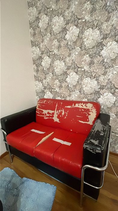 Два кресла и диван.