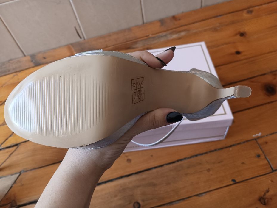 Обувки на висок ток с преливащи цветове