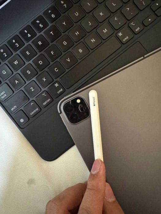 iPad Pro 11" 256GB + Magic Keyboard + Apple Pencil + SIM karta