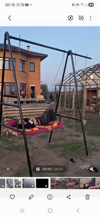 Продам недорого качелю на два отсека