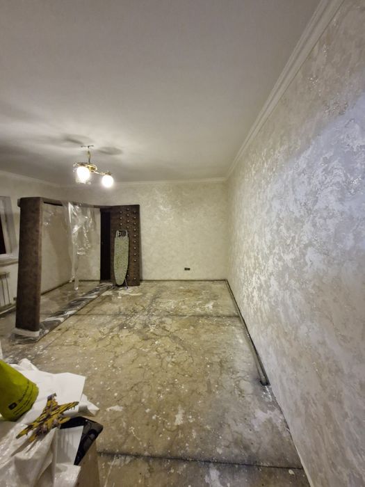 Поклейка обоев .