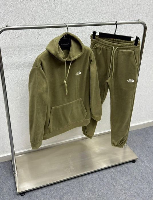 Vând trening gros M si XXL