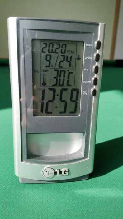 Часы с термометром