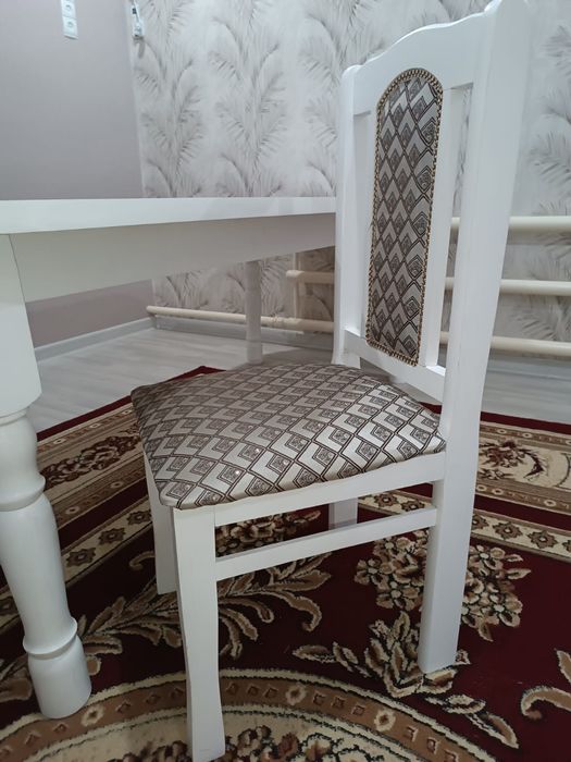 Продам стол в гостиную