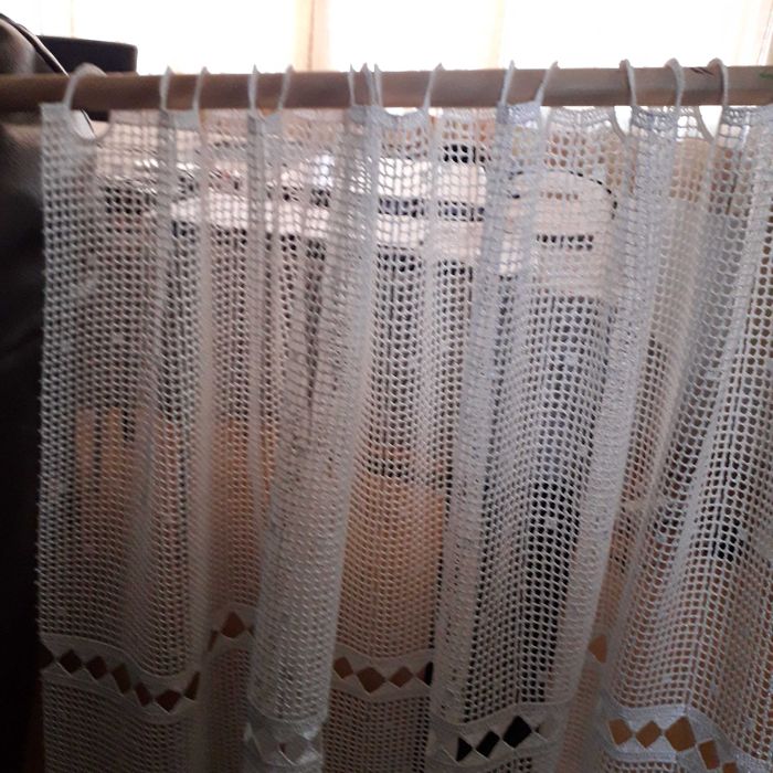 Две пердета за малък прозорец