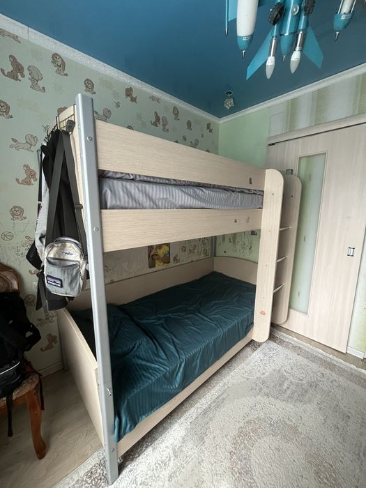 Продам двухярусную кровать для подростков