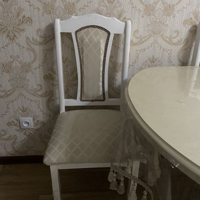 Продаются стол и стулья, чистый и аккуратный.! Стол прочный и устойчи