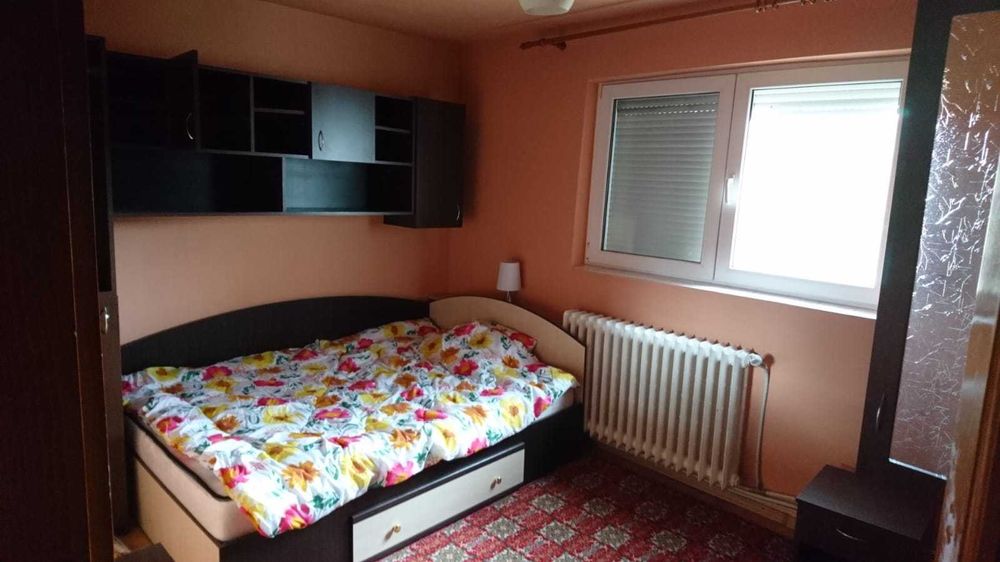 Inchiriez apartament cu 2 camere,zona Cetate langa piața agroalimentară